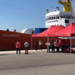Huyen 28 menores llegados del Aquarius y 16 son localizados a las pocas horas