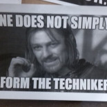 La historia de una puerta estropeada que acabó siendo un muro de memes [ENG] [DE]