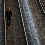 Por primera vez, un emigrante alcanza Inglaterra a pie por el tunel bajo La Mancha. (FR)