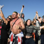 Los fans de Prodigy celebran una 'rave' en el funeral de Keith Flint entre las lágrimas de su viuda