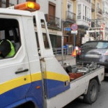 Retiran un vehículo que estaba mal estacionado