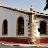 El PP denuncia que una biblioteca está cerrada y el PSOE aclara que se entra por otra puerta