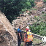 Un desprendimiento de barro y enormes piedras arrasa una pequeña población de Asturias