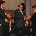 Se gastan el dinero recaudado en el concierto solidario en una comilona