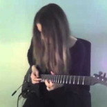 ¿Quién es la chica de la guitarra Gibson? Juliette Valduriez