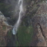 Salto de agua invertido por el viento