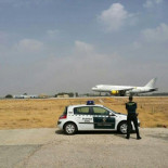 Imputados dos menores por usar punteros láser para deslumbrar aviones en pleno vuelo