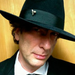 Neil Gaiman, a petición póstuma de Pratchett, completará la adaptación de ‘Buenos Presagios’