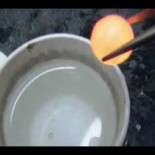 ¿Qué ocurre cuando metes una bola de Níquel al rojo vivo en Agua?