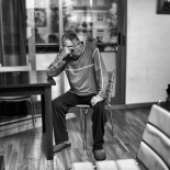 Durmiendo en el vestibulo del bloque y sus hijos en la furgoneta de un vecino [ENG]