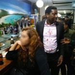 Detenida la mujer salvadoreña que agredió al actor Marius Makon al grito de "no quiero negros en el local"