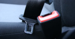 La razón por la que debes abrochar todos los cinturones del coche aunque viajes solo