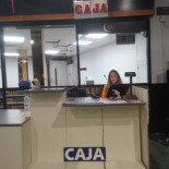 Dependienta trabaja en la intemperie haciendo turno en una gasolinera