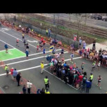 Ingeniosa forma de cruzar la calle durante una maratón
