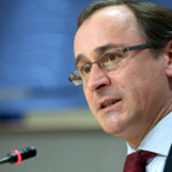 Alfonso Alonso pide “responsabilidad” a los pacientes de Hepatitis C ante sus protestas