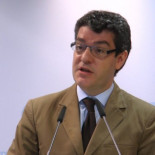 Álvaro Nadal mantendrá el ‘impuesto al sol’ para evitar ventajas del autoconsumidor “con 2.000 metros de jardín”