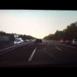 Un Tesla anticipa con éxito una colisión entre los coches que van por delante del conductor