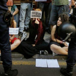 Levantar (demasiado) el DNI cuando lo pide un agente produce una "actitud hostil hacia la Policía"