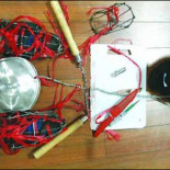 Cazan a un ladrón por el ruido que hacía su armadura de utensilios de cocina