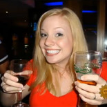 Despedida por aparecer con una copa de vino en una foto en Facebook