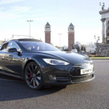 Un grupo de diez personas, presumiblemente taxistas, han volcado este sábado de madrugada un coche de Cabify