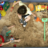 Dos niños cavan un túnel hacia el exterior de la guardería para comprar un deportivo [Eng]