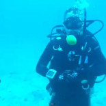 ¿Qué pasa cuando partes un huevo a 32 metros de profundidad?