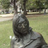 John Lennon y el hombre de las gafas