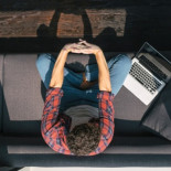 Trabajar el doble que un senior y cobrar la mitad que un junior