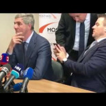 Al primer ministro eslovaco se le cae la coca durante una entrevista en la televisión