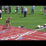 Corredora ayuda a una rival a cruzar la línea de meta