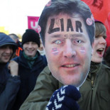 Estudiantes británicos ocupan oficinas del Santander (ENG)