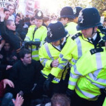 Un estudiante de 20 años sufre una hemorragia cerebral tras ser golpeado por la policía en Londres (ING)