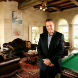 El multimillonario que te dice que no derroches: la hipocresía en su máxima expresión