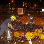 Un camión cargado de cajas de Estrella Galicia pierde la carga en A Grela (Coruña)