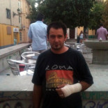 El héroe del día duerme en la calle