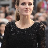 Letizia Ortiz corta una calle para comer