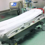 Pacientes del hospital La Fe de Valencia usan sonajeros para avisar porque no hay timbres