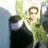 Un soldado israelí baila la danza del vientre mofándose de una palestina maniatada