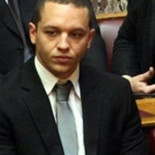 Kasidiaris denunciará a las dos diputadas que él mismo agredió [ENG]