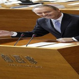 Fabra ordena que los altos cargos viajen en turista y con uno o dos acompañantes