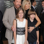 Chuck Norris sobrevive a dos infartos en una hora