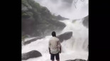 La vida por un video viral: resbala de una roca y cae por una cascada