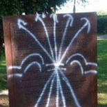 Aparecen pintadas falangistas en el monumento de ‘La huella’ de Artxanda