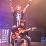 El niño de 11 años que retó al guitarrista de Steel Panther a un duelo y le ganó