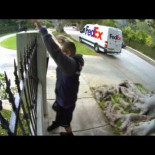 Empleado de FedEx entregando un monitor a domicilio