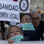 Miembros de la Asamblea Popular de Carabanchel exigen libertad para detenido por supuesta agresión a Lasquetty