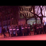 22M La policia carga contra la pancarta del No pasarán