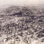 Vivir y nadar entre pozos de petróleo