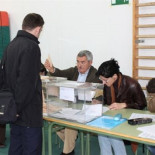 Trabajar no libra a una gaditana de la mesa electoral: “Al parecer, el fútbol es más importante”